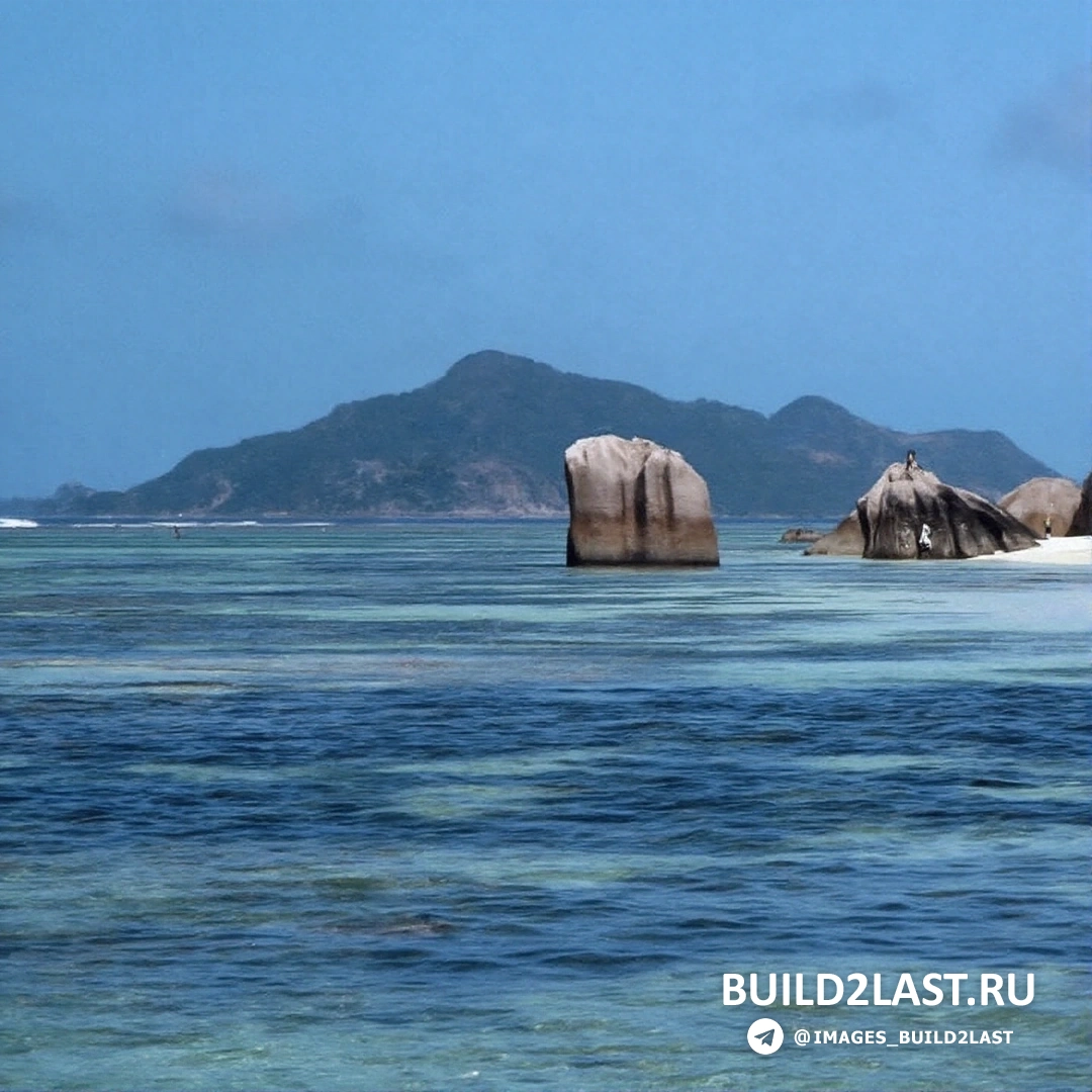 Пляж с бирюзовым морем и прекрасным курортом на Бора-Бора, райское место для отдыха.